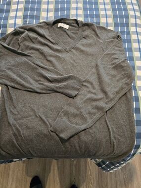 Old Navy Men's Charcoal Gray V-Neck Sweater